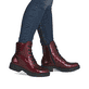 Dunkelrote Rieker Damen Schnürstiefel Z2841-33 mit einem Reißverschluss. Schuh am Fuß.