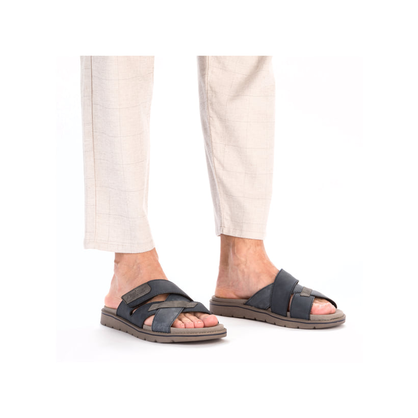 Schieferblaue Rieker Herren Pantoletten 24350-14 mit einem Klettverschluss. Schuh am Fuß.