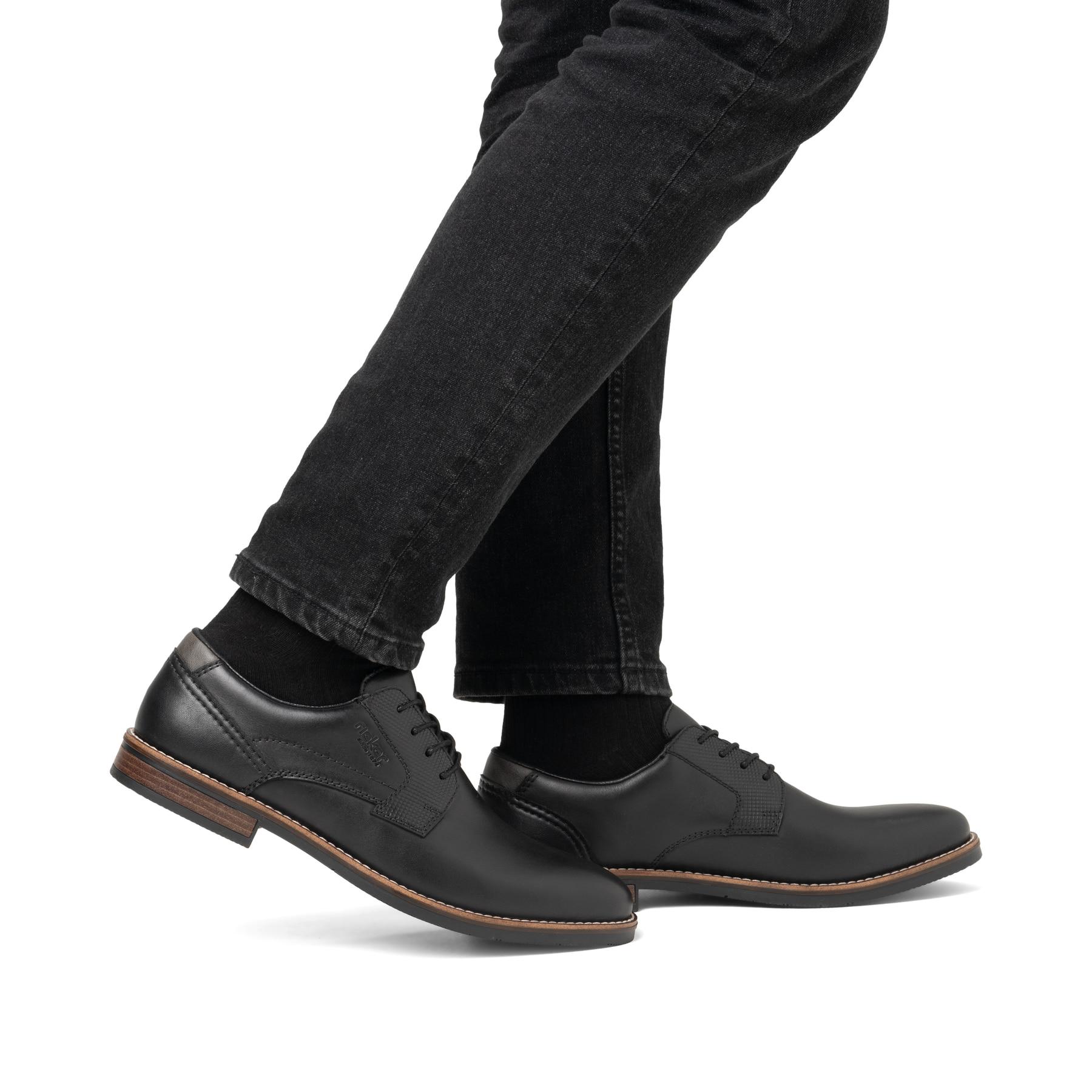 Schwarze Rieker Herren Schnürschuhe 13523-00 aus Glattleder. Schuh am Fuß.