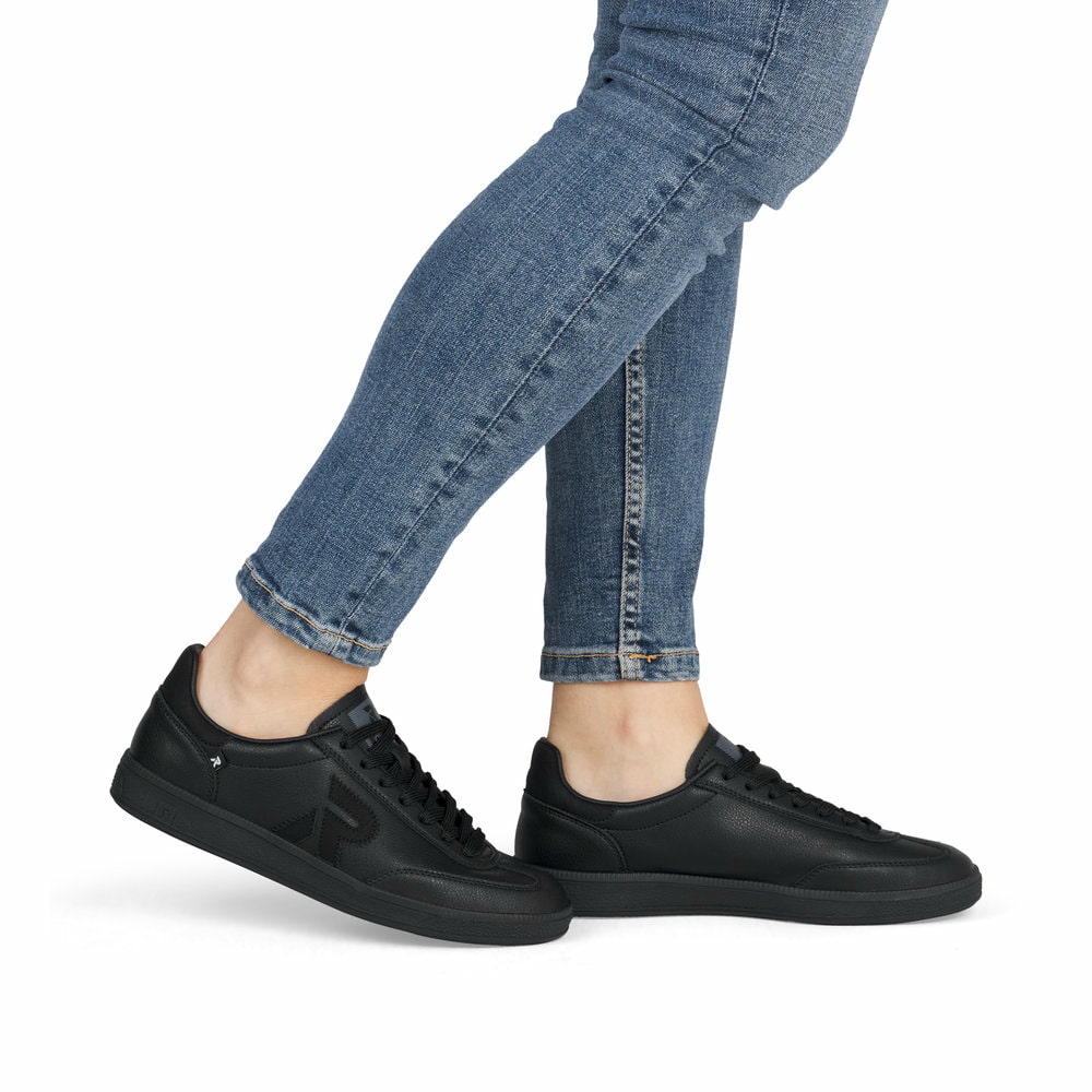 Schwarze Rieker Damen Sneaker Low W2200-02 mit einer Schnürung. Schuh am Fuß.