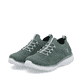 Grüne Rieker Damen Slipper M5074-52 mit einem Gummizug sowie ultraleichter Sohle. Schuhpaar seitlich schräg.