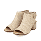 Beige Rieker Riemchensandaletten 64670-60 mit einem Klettverschluss. Schuhpaar seitlich schräg.