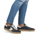Schwarze Rieker Herren Sneaker Low U2200-00 mit einer Schnürung. Schuh am Fuß.