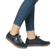 Blaue Rieker Damen Slipper L9750-14 mit Gummizug sowie gepolsterter Einlegesohle. Schuh am Fuß.