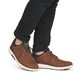 
Nougatbraune Rieker Herren Slipper B3355-24 mit Elastikeinsatz sowie einer Profilsohle. Schuh am Fuß