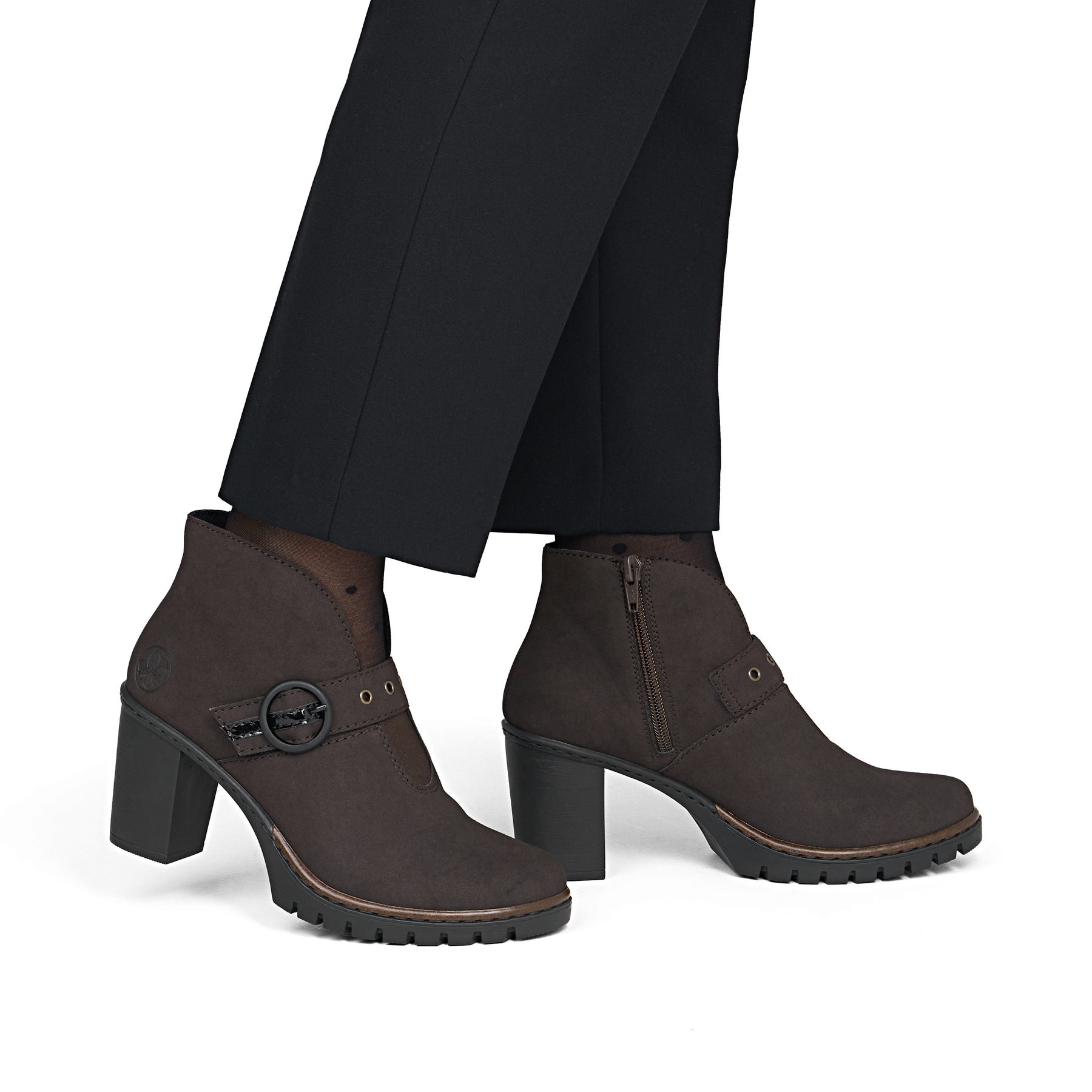 Dunkelbraune Rieker Damen Stiefeletten Y2586-25 mit einem Reißverschluss. Schuh am Fuß.