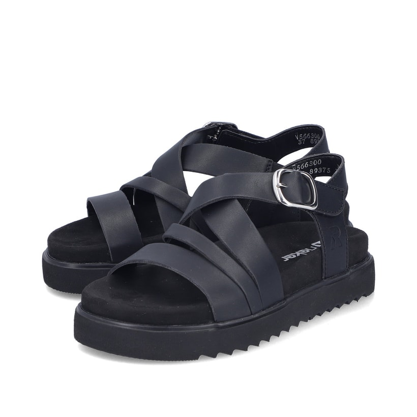 Schwarze Rieker Damen Riemchensandalen V5663-00 mit trendiger Schnalle. Schuhpaar seitlich schräg.