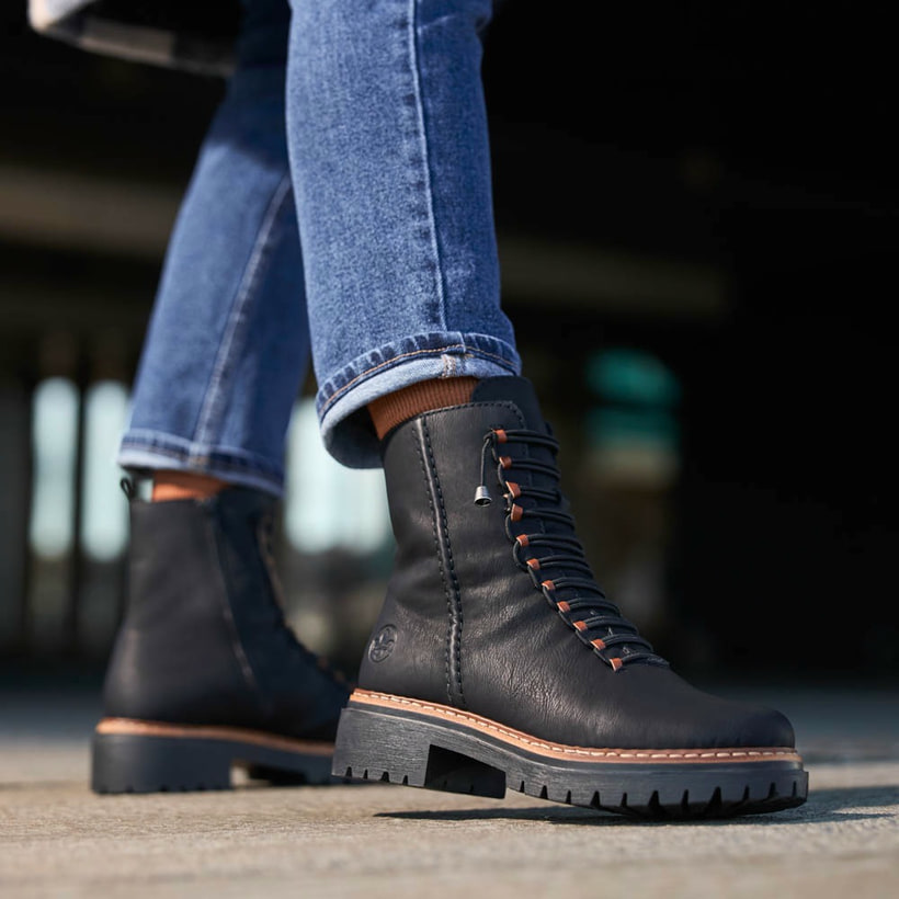 Schwarze Rieker Damen Biker Boots 72653-00 getragen