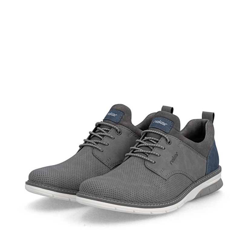 Graue Rieker Herren Slipper 14450-42 mit einem Gummizug sowie Komfortweite G 1/2. Schuhpaar seitlich schräg.