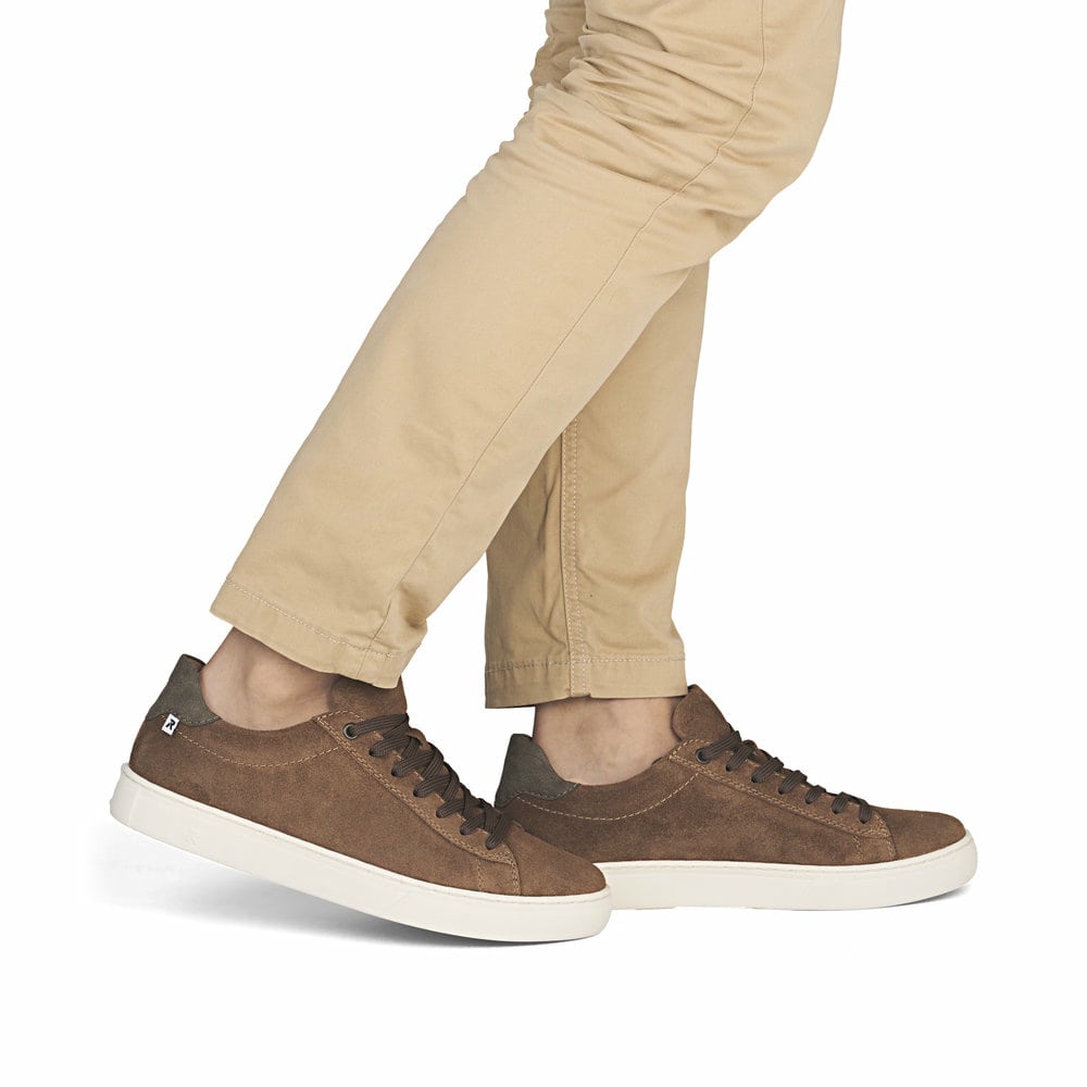 Braune Rieker Herren Sneaker Low U0701-22 aus Rauleder mit einer Schnürung. Schuh am Fuß.