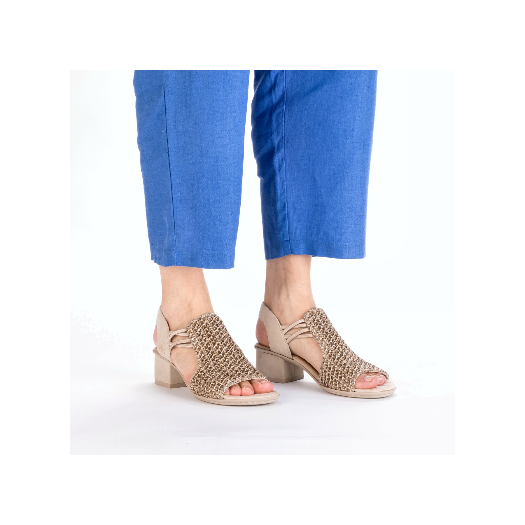 Beige Rieker Riemchensandaletten 64962-60 mit Gummizug sowie leichter Sohle. Schuh am Fuß.