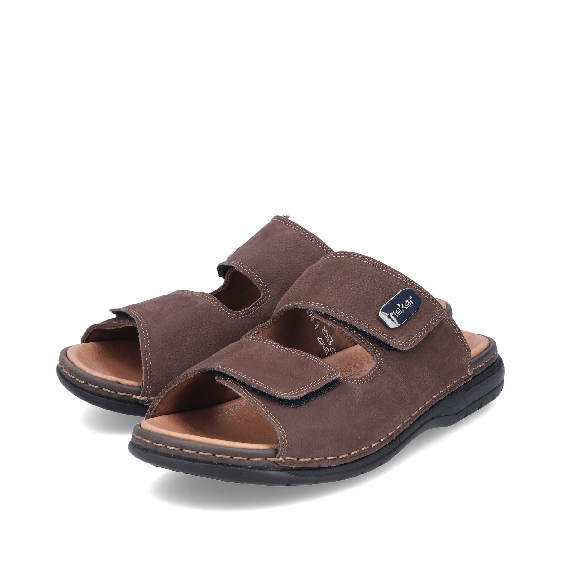 Mules Rieker marron homme 25590-25 en cuir lisse avec fermeture velcro. Chaussures inclinées sur le côté.