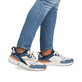 Blaue Rieker Herren Slipper U1403-14 mit Gummizug sowie einer flexiblen Sohle. Schuh am Fuß.
