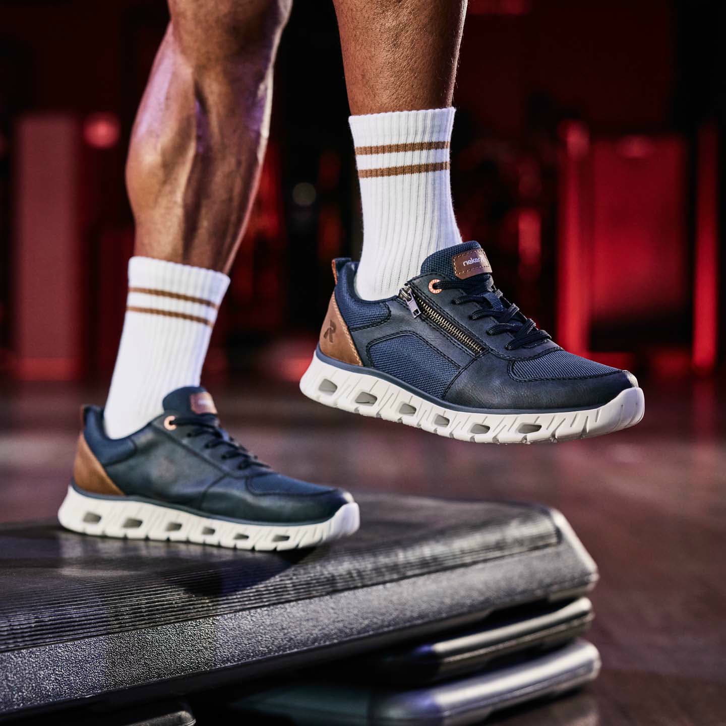 Blaue Rieker Herren Sneaker Low 04301-14 mit einem Reißverschluss. Schuh am Model.