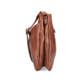 Sac bandoulière Rieker H1005-22 en marron avec fermeture éclair et pendentif en forme de cœur. Côté droit.