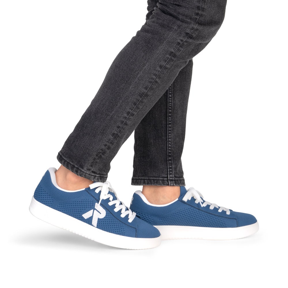 Blaue waschbare Rieker Herren Sneaker Low U1904-14 mit einer Schnürung. Schuh am Fuß.