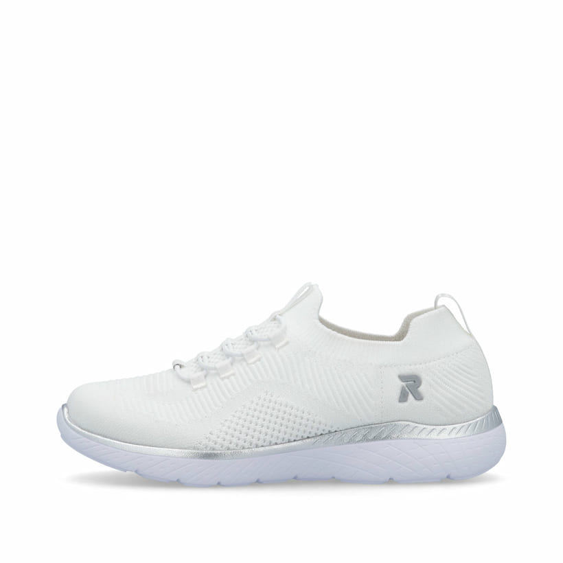 Weiße Rieker Damen Slipper M5074-80 mit Gummizug sowie einer ultraleichten Sohle. Schuh Außenseite.