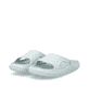 Grüne Rieker Damen Pantoletten W3450-53 mit flexibler und ultraleichter Sohle. Schuhpaar seitlich schräg.