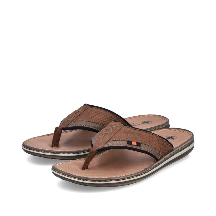 Braune Rieker Herren Zehentrenner 21084-23 mit der Komfortweite G. Schuhpaar seitlich schräg.