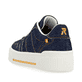 Blaue Rieker Damen Sneaker Low W0706-14 mit einer strapazierfähigen Sohle. Schuh von hinten.