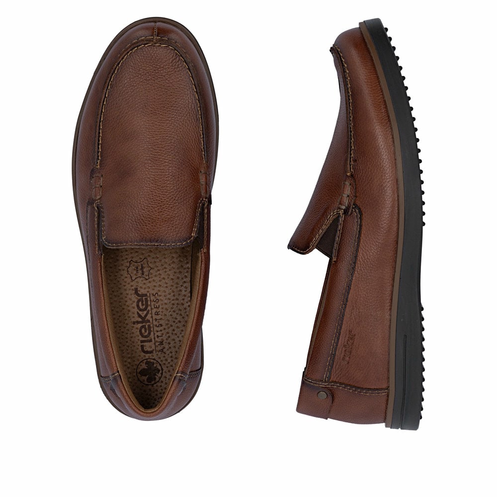 Braune Rieker Herren Slipper B2352-24 aus Glattleder mit modernen Ziernähten. Schuh von oben, liegend.