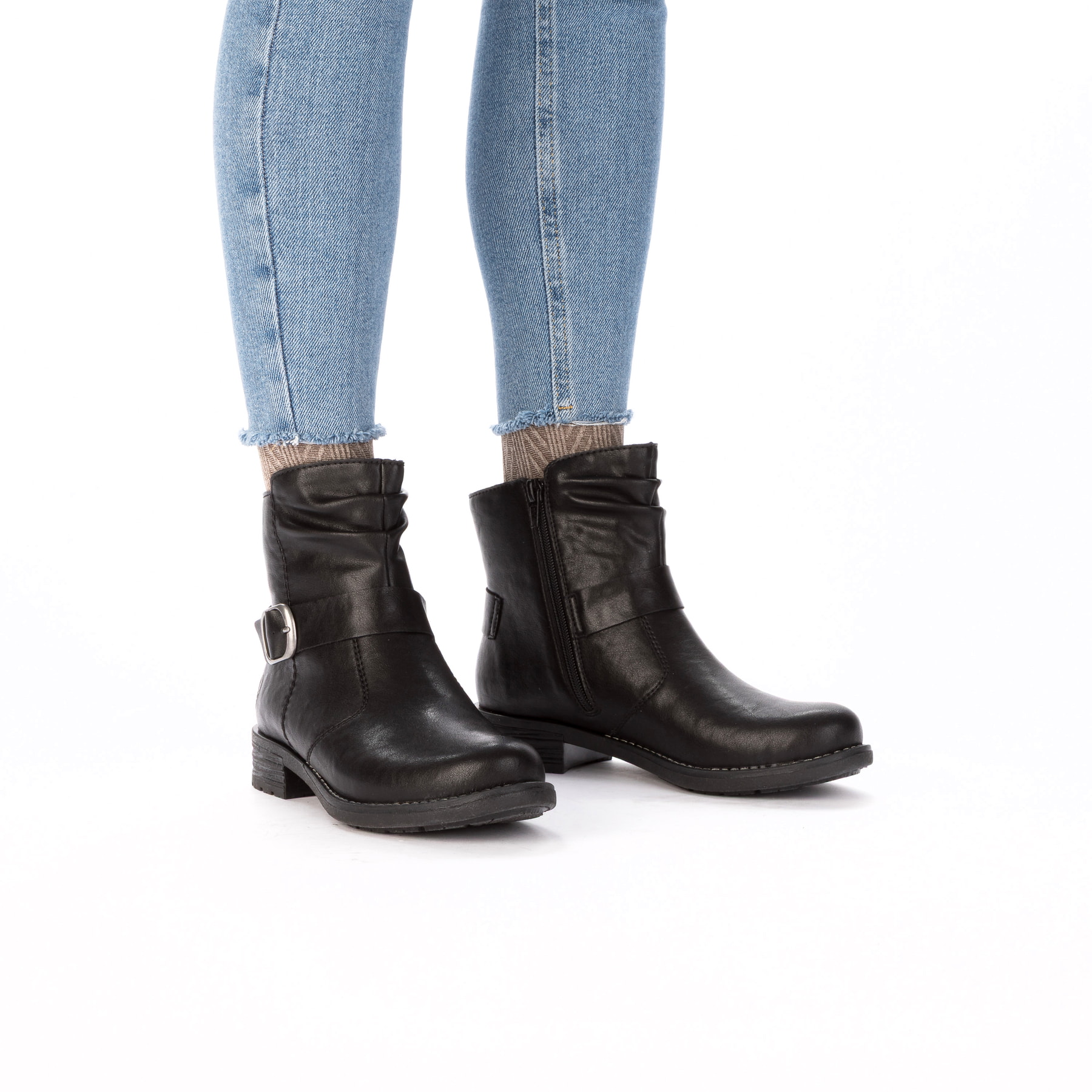 Biker Boots Rieker noires pour femme 79462-00 avec boucle décorative. Chaussure au pied.