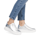 Silberne Rieker Damen Sneaker Low W2301-90 mit einer Gummischnürung. Schuh am Fuß.