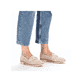 Hellbeige Rieker Damen Loafer 45301-60 mit einem Elastikeinsatz. Schuh am Fuß.