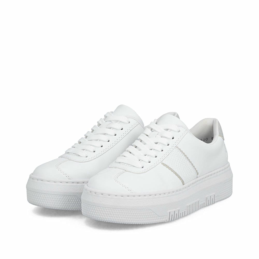 Baskets basses Rieker blanches pour femme M1910-80 avec lacets. Chaussures inclinées sur le côté.