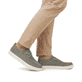 Graue Rieker Herren Slipper U0702-42 mit TR-Sohle mit weichem EVA-Inlet. Schuh am Fuß.