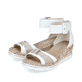 Weiße Rieker Keilsandaletten 67191-80 mit einem Klettverschluss. Schuhpaar seitlich schräg.