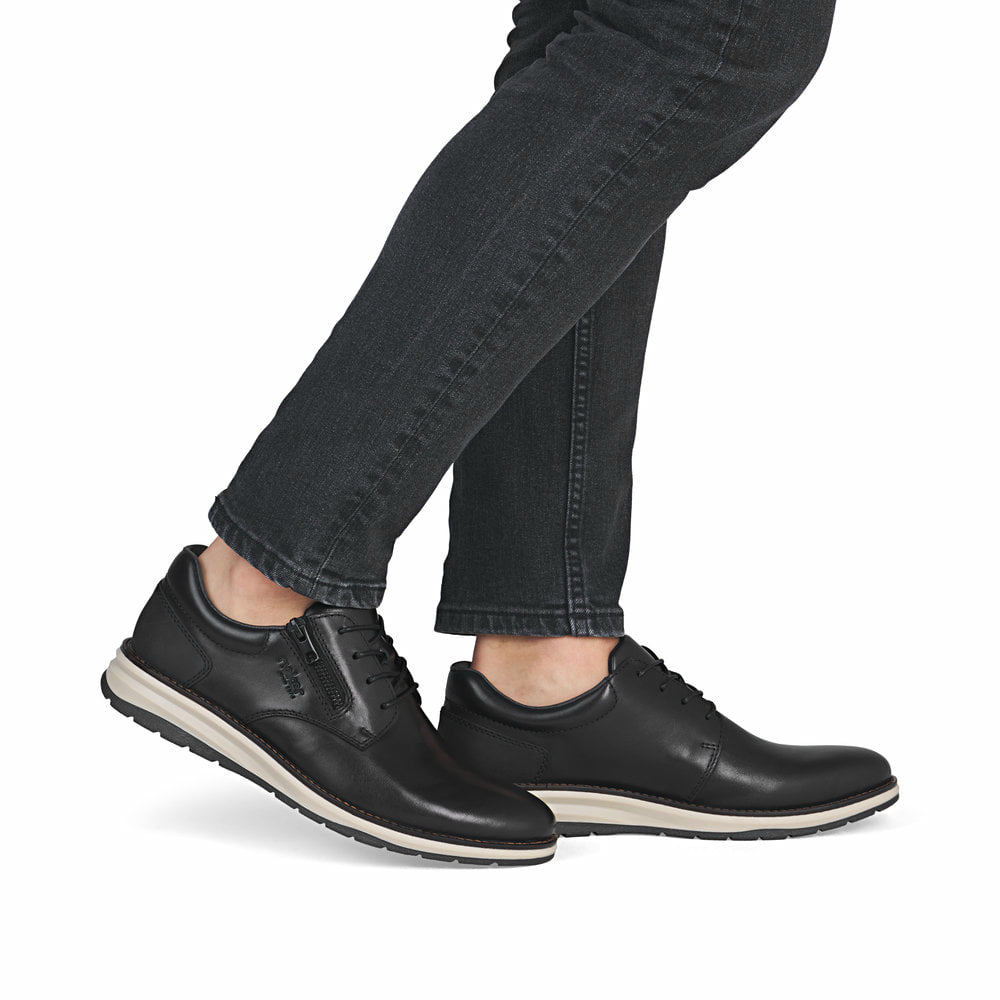 Schwarze Rieker Herren Schnürschuhe 14706-00 aus Glattleder mit Reißverschluss. Schuh am Fuß.