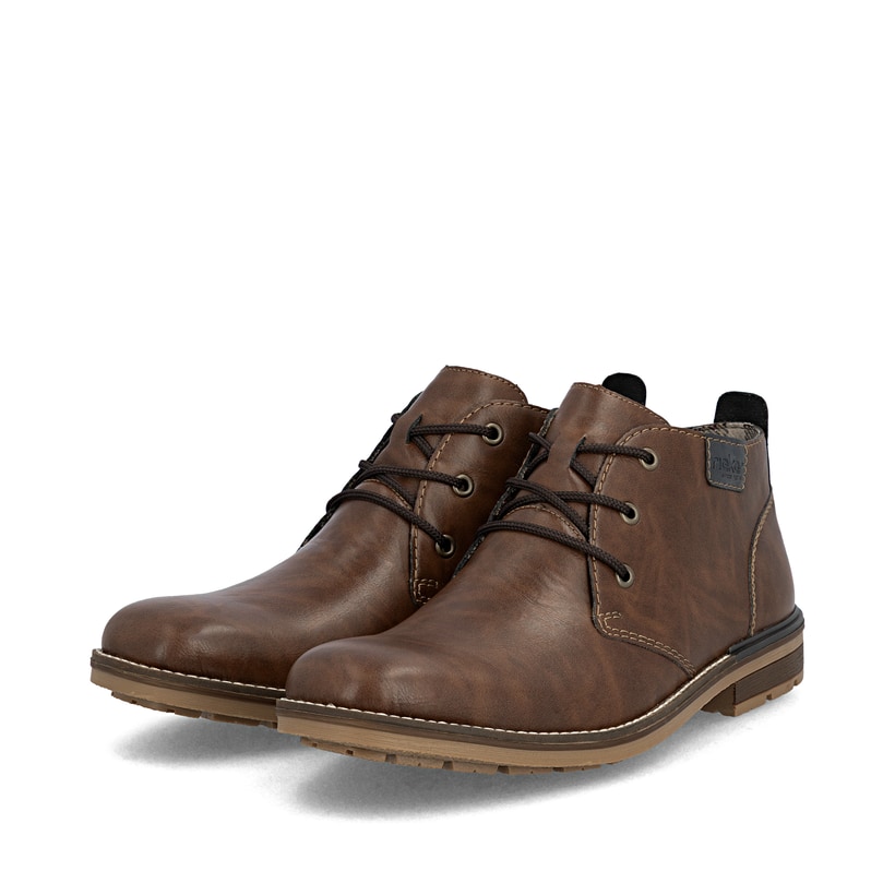 Kastanienbraune Rieker Herren Schnürstiefel B1340-22 mit einer Schnürung. Schuhpaar seitlich schräg.