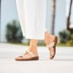 Beige Rieker Damen Pantoletten V2864-60 mit Schmuckelementen. Schuh am Model.