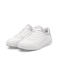 Weiße Rieker Damen Sneaker Low 41910-81 mit Schnürung sowie super leichter Sohle. Schuhpaar seitlich schräg.