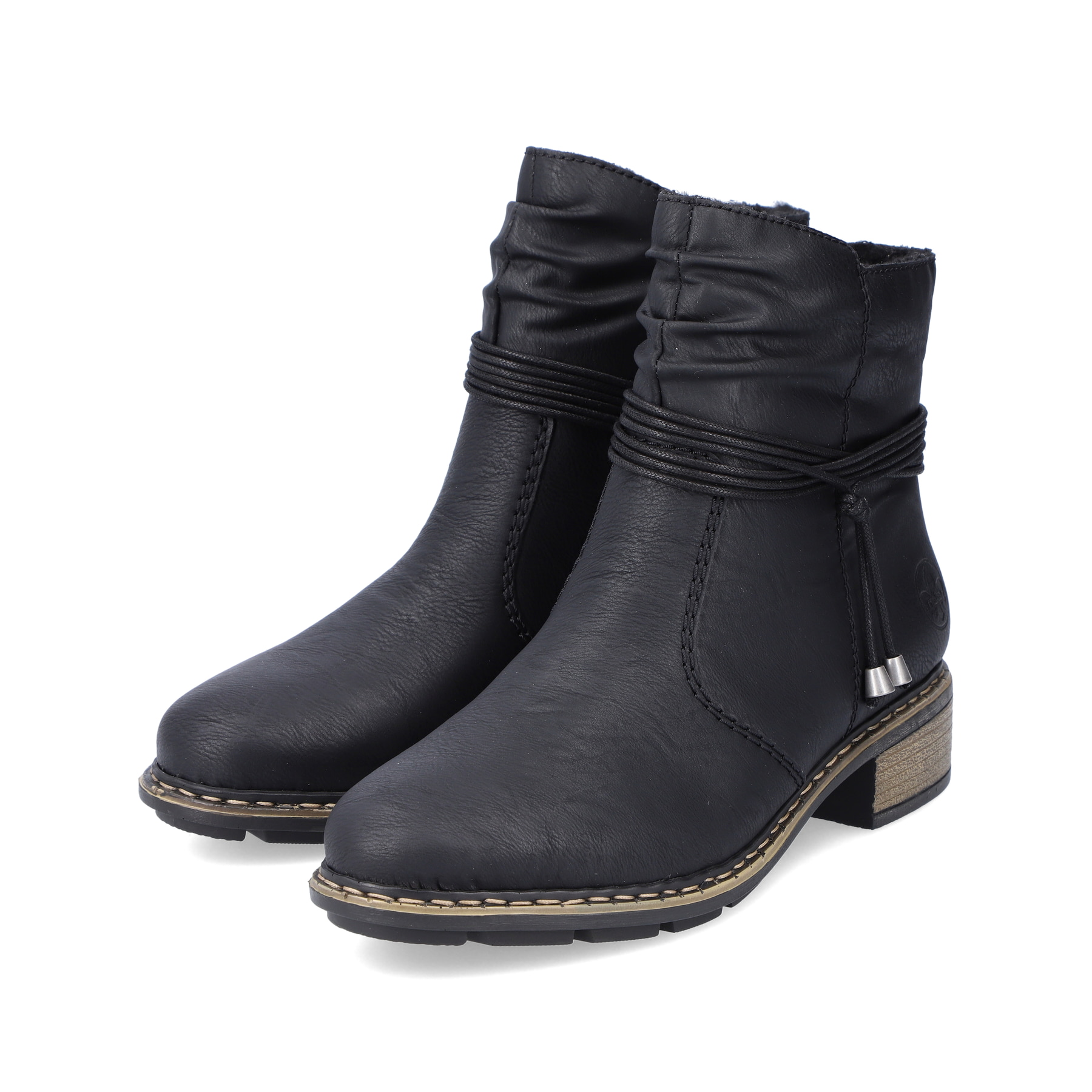 Schwarze Rieker Damen Stiefeletten 77263-00 mit dekorativer Kordel. Schuhpaar seitlich schräg.