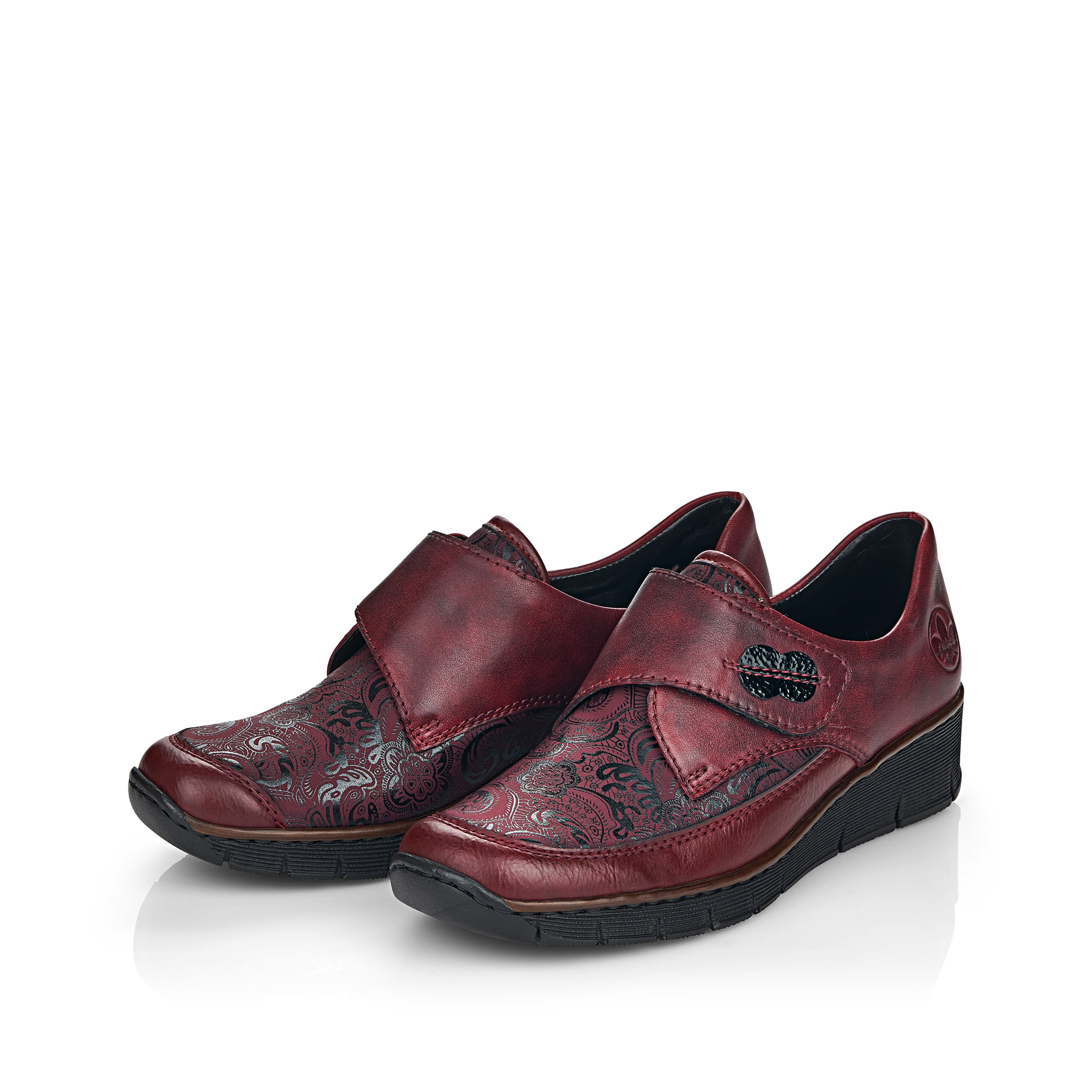 Weinrote Rieker Damen Slipper 537C0-35 aus Glattleder mit einem Klettverschluss. Schuhpaar seitlich schräg.