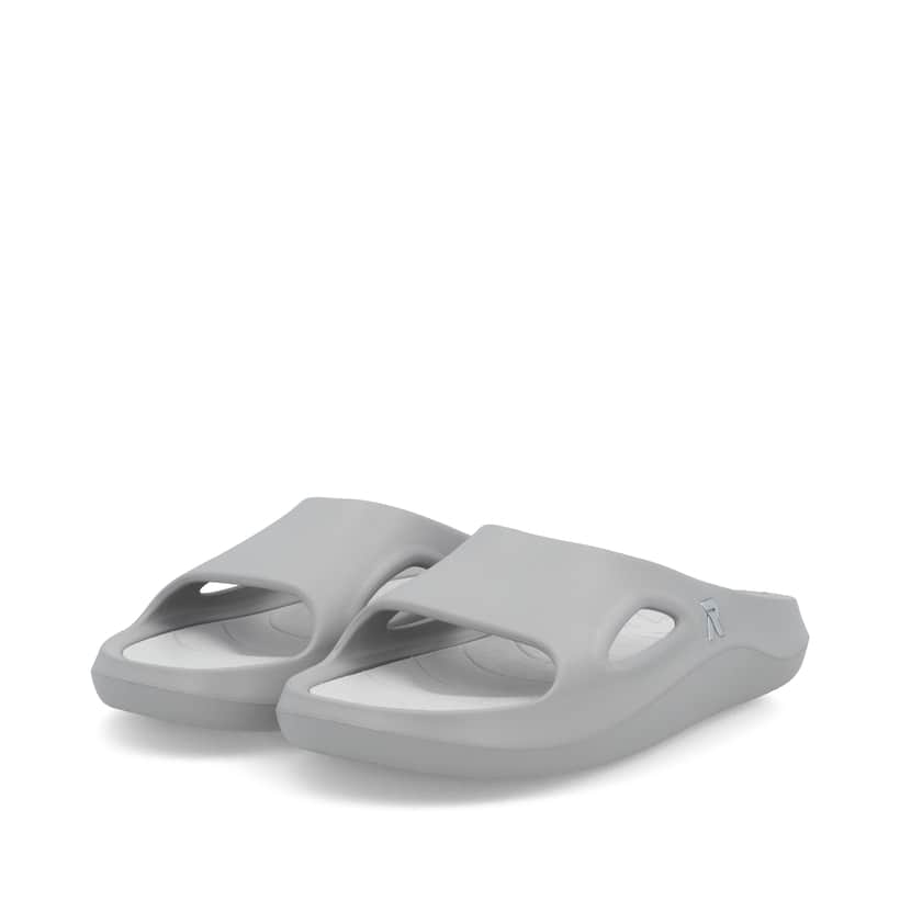 Graue Rieker Herren Pantoletten U3450-40 mit ultraleichter und flexibler Sohle. Schuhpaar seitlich schräg.
