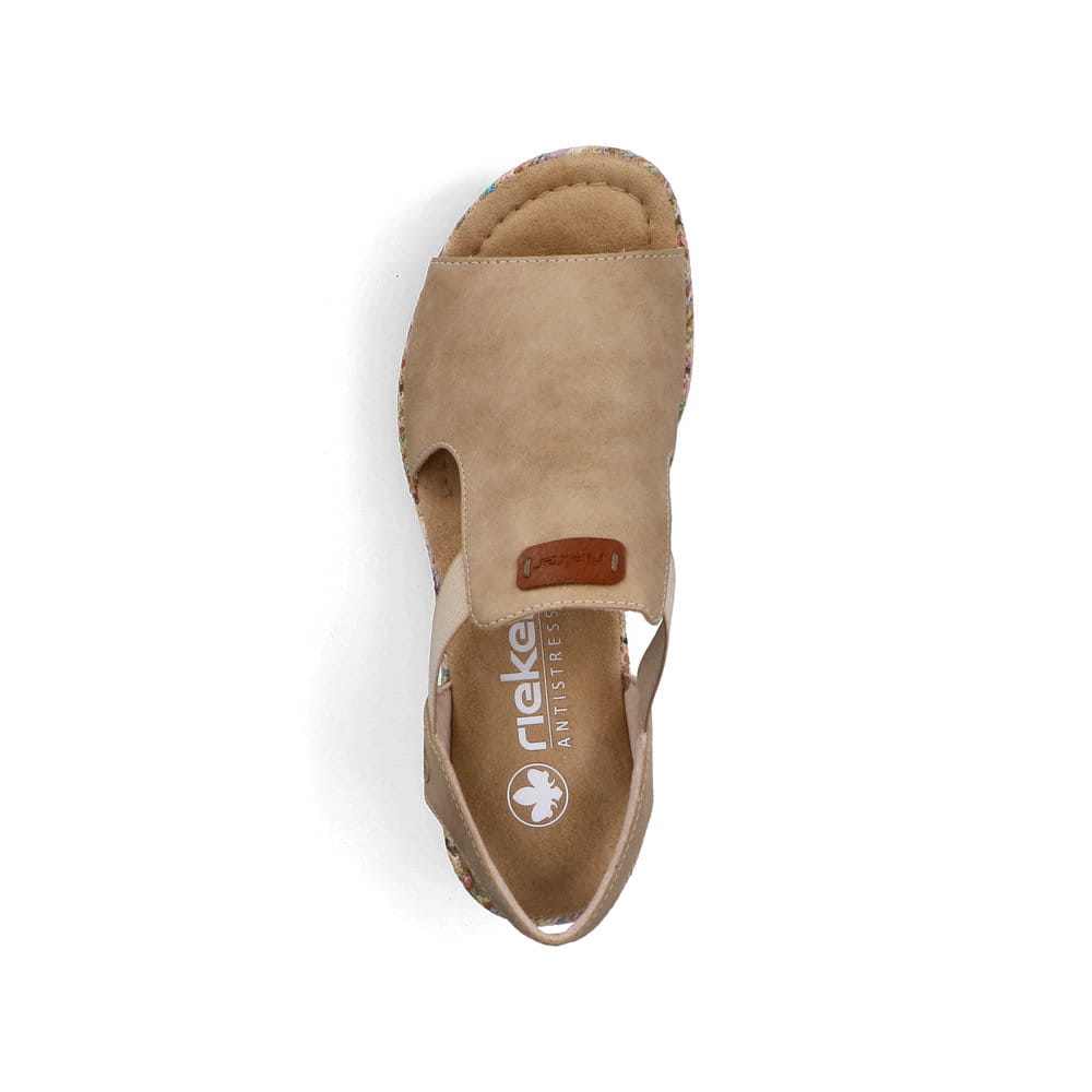 Beige Rieker Keilsandaletten 69472-60 mit Gummizug sowie leichter Plateausohle. Schuh von oben.