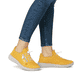 Gelbe Rieker Damen Slipper 50962-68 mit Deko-Reißverschluss sowie einem Gummizug. Schuh am Fuß.