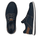 Blaue Rieker Herren Slipper 04452-14 mit einem Gummizug sowie Komfortweite G 1/2. Schuh von oben, liegend.