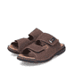 Braune Rieker Herren Pantoletten 25590-25 mit einem Klettverschluss. Schuhpaar seitlich schräg.