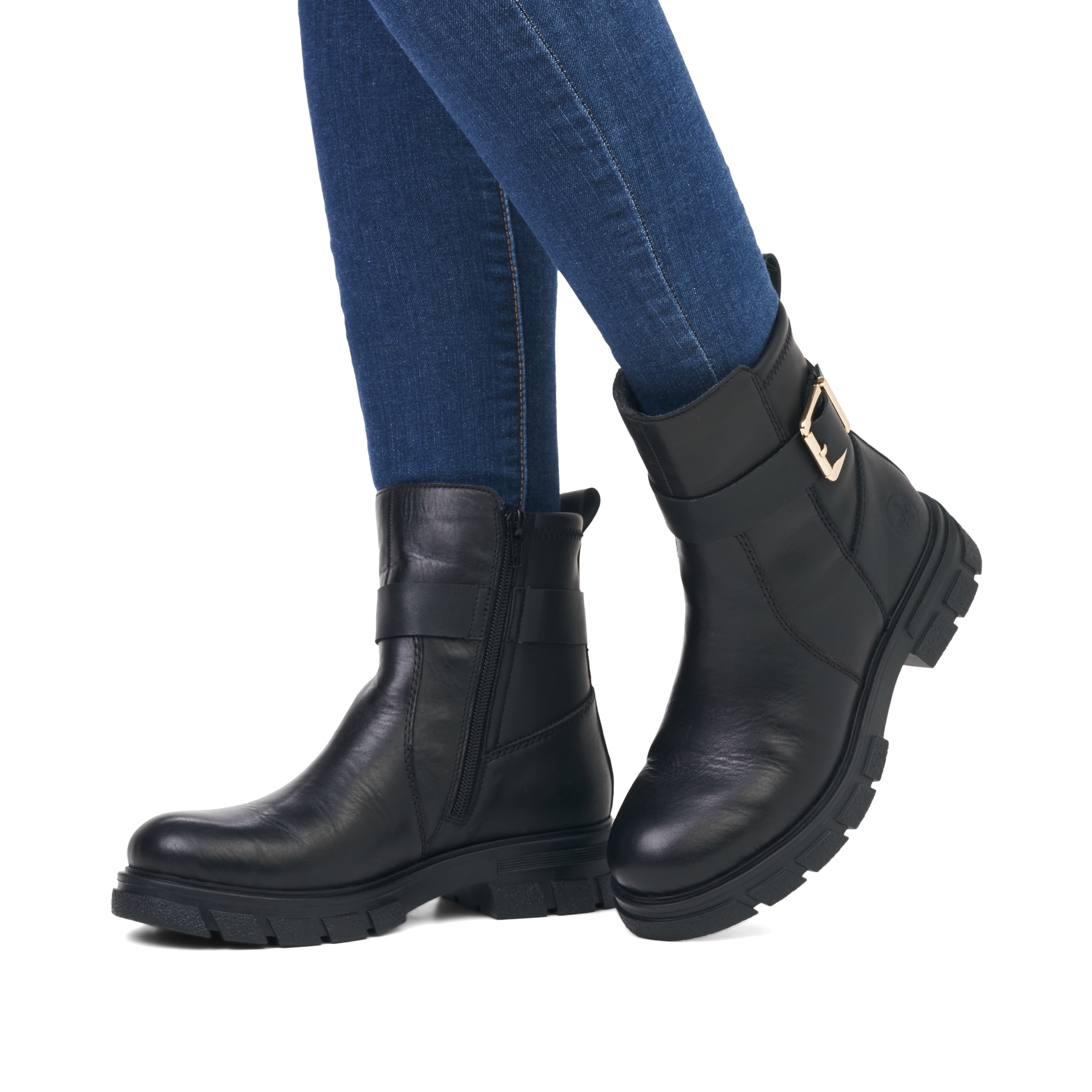 Schwarze Rieker Damen Kurzstiefel Z9174-00 mit Zierschnalle sowie Reißverschluss. Schuh am Fuß.