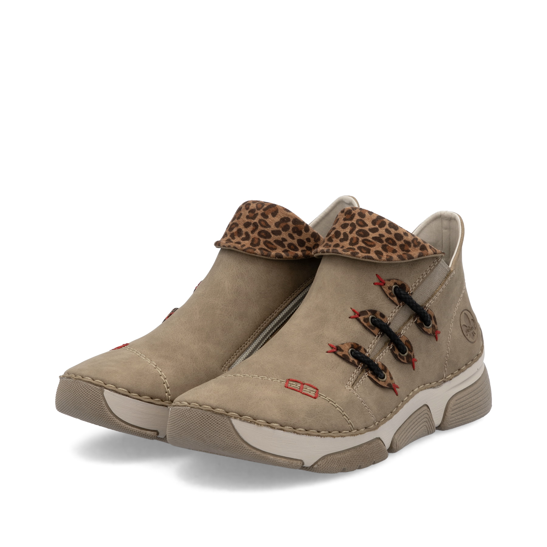 Beige Rieker Damen Kurzstiefel 45983-64 mit einem Reißverschluss. Schuhpaar seitlich schräg.