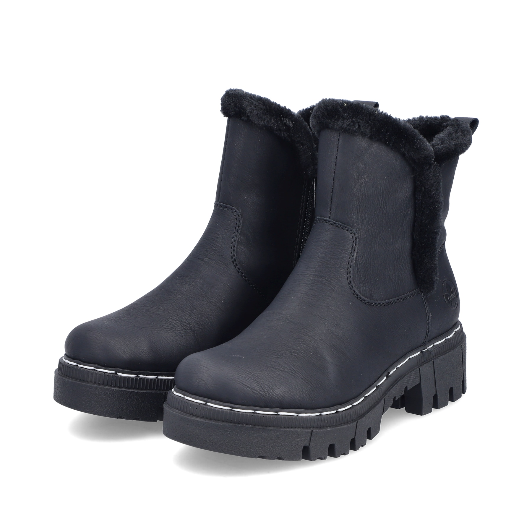 Schwarze Rieker Damen Chelsea Boots 74082-00 mit Fellschaftrand. Schuhpaar seitlich schräg.