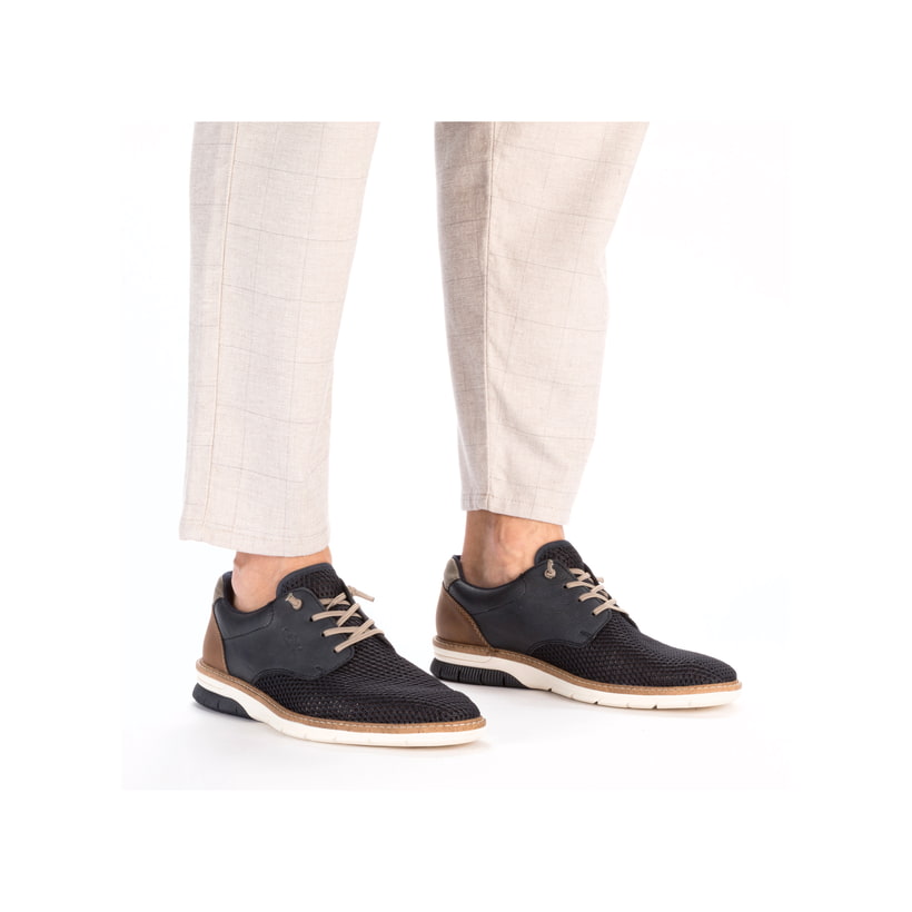 Blaue Rieker Herren Schnürschuhe 14442-14 mit der Komfortweite G 1/2. Schuh am Fuß.