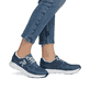 Blaue Rieker Damen Sneaker Low M9000-12 mit Gummischnürung sowie flexibler Sohle. Schuh am Fuß.