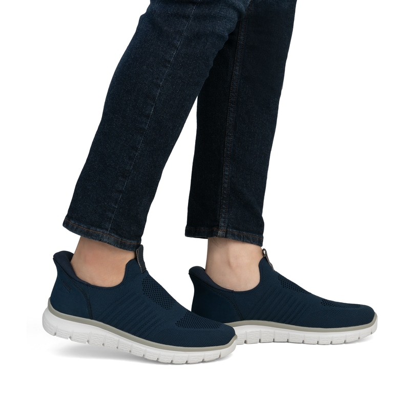 Blaue Rieker Herren Slipper B6659-14 mit Ready2GO Slip-in Feature sowie Gummizug. Schuh am Fuß.