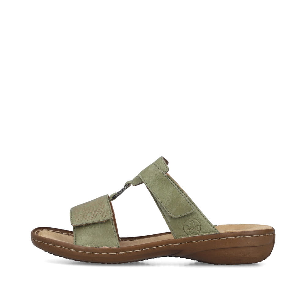 Grüne Rieker Damen Pantoletten 60885-54 mit einem Klettverschluss. Schuh Außenseite.