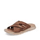 Braune Rieker Herren Pantoletten 21384-25 mit glänzenden Zierösen. Schuh seitlich schräg.